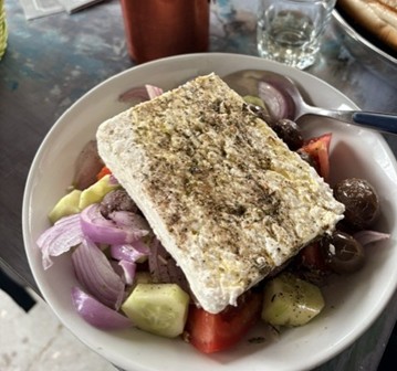 Kreikkalainen salaatti, jonka päällä on leipää.