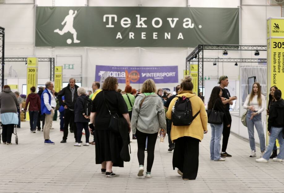 Liiketoiminnan opettajia vierailulla tapahtumassa