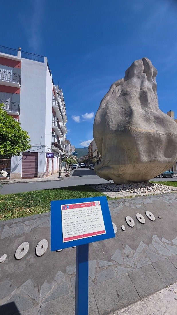 Tien varressa on iso kivinen veistos Monumentale Scena d’Arancia.