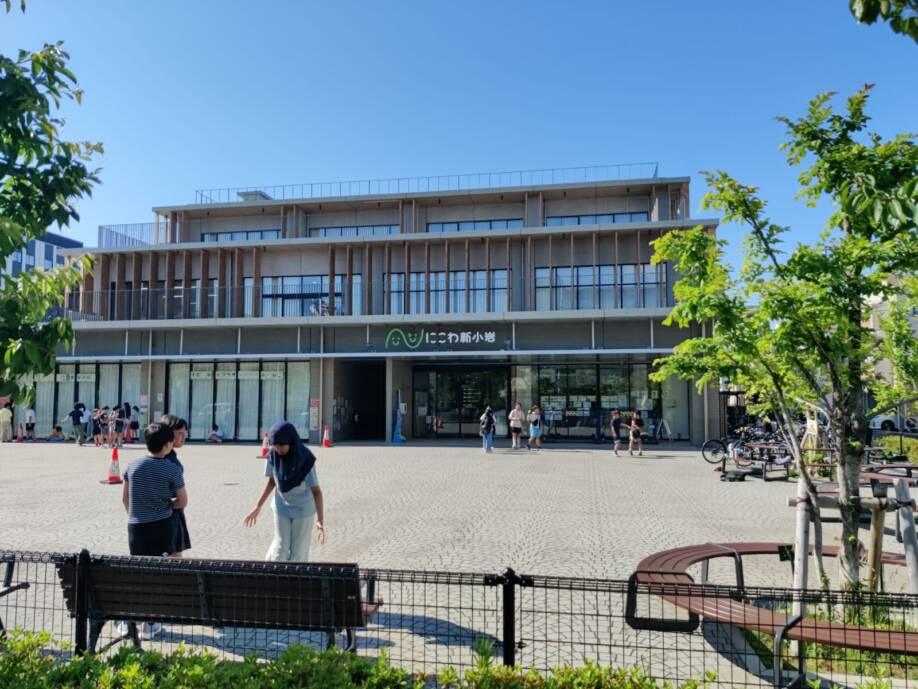 Nikoiwa-rakennuksen edessä on iso piha-alue.