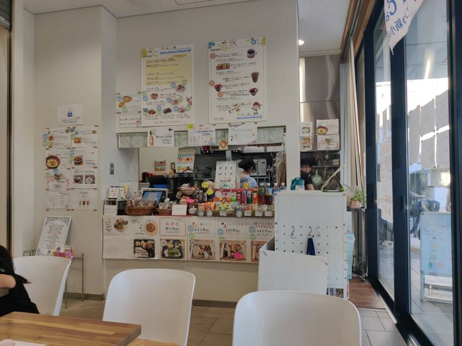 Myymälä-kahvilassa on myynnissä suomalaisia herkkuja ja designtuotteita.