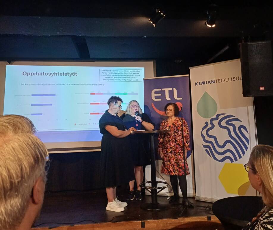 Keskustelijat seisovat lavalla keskustelemassa oppilaitosyhteistyöstä.