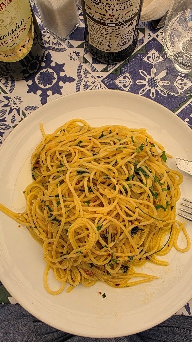 Tuoretta pastaa lautasella.