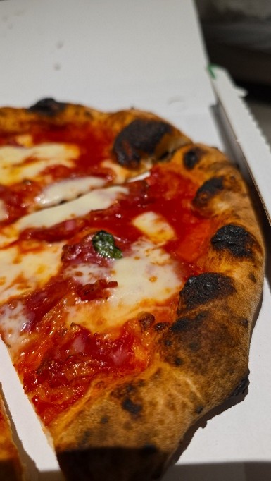 Italialainen pizza, jossa on monia juustoja ja erilaisia täytteitä.