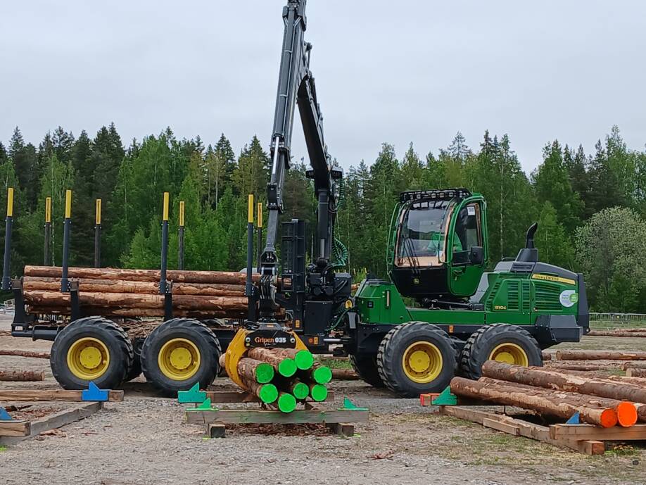 Severi suorittaa kisatehtävää metsäkoneella.