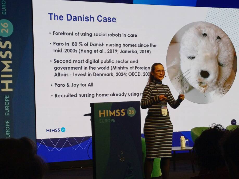Simone Anne Felding esittelee messulavalla tanskalaisia ratkaisuja ikääntyvien hoitoon.