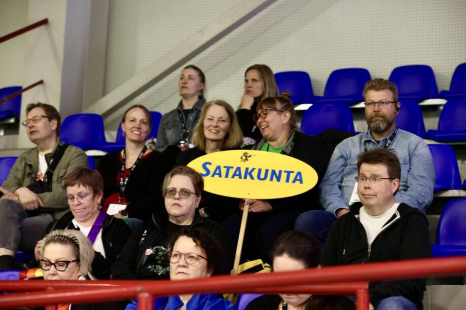 Satakunnan T9-vastuuhenkilöt Kaisa Kallio Sataedusta ja Tiina Leppikorpi WinNovasta Satakunta-kyltin kanssa.