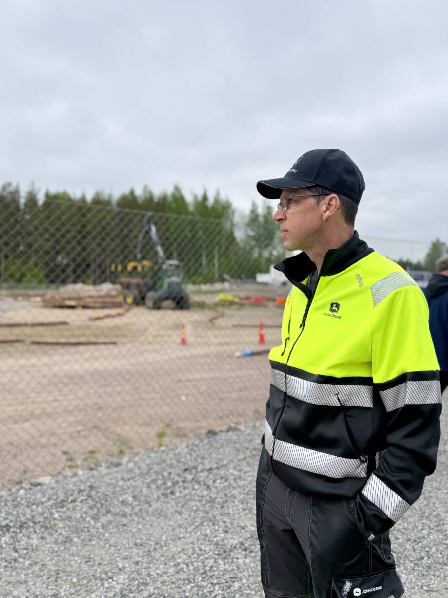 Metsäkoneen käyttö lajin tuomarina Markku Anttoora.