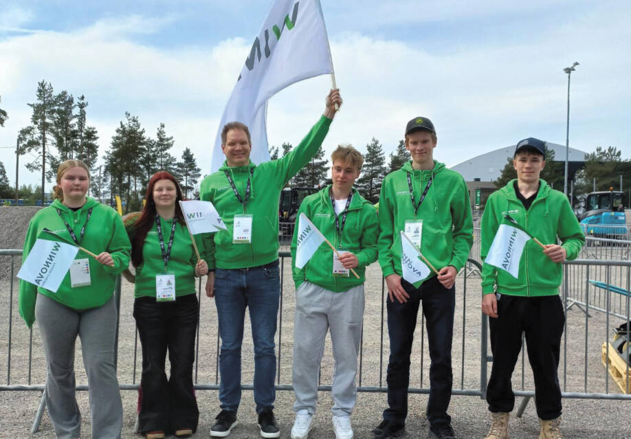 WinNovan Taitaja2026-kilpailijat ja joukkueenjohtaja Konsta Ojanen Tuusulassa.
