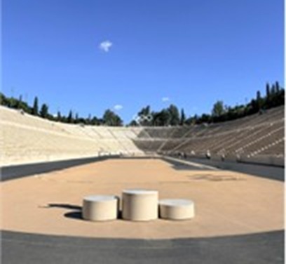 Palkintopallit vanhalla olympiastadionilla.