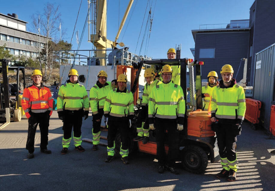 Varaston ja terminaan osaajien ryhmäkuva otettuna Raumalla Suojantien kampuksella.