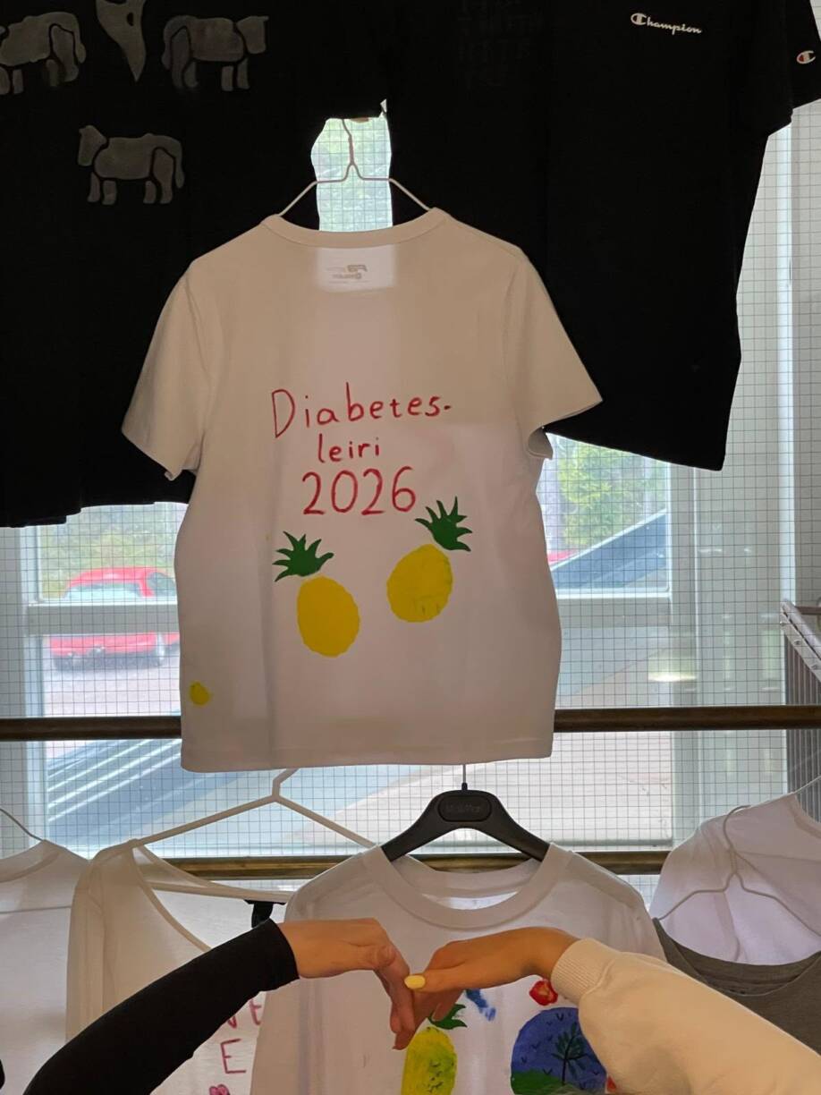 Osallistujan tekemä Diabetes-leiri 2026 -paita. Paidassa tekstin lisäksi kaksi ananaksen kuvaa.
