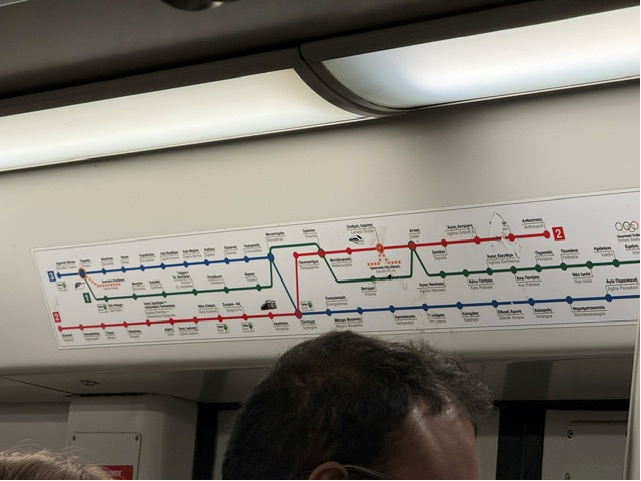 Metrokartan reitti ja pysäkit merkitty eri väreillä.