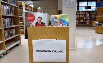 Porin kirjaston kärryssä WinNovan kirjoja.