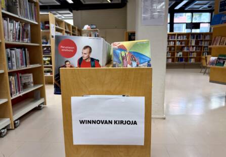 Porin kirjaston kärryssä WinNovan kirjoja.