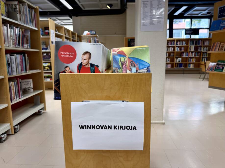 Porin kirjaston kärryssä WinNovan kirjoja.