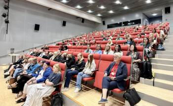 Yleisöä auditoriossa.