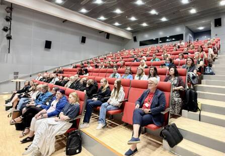 Yleisöä auditoriossa.