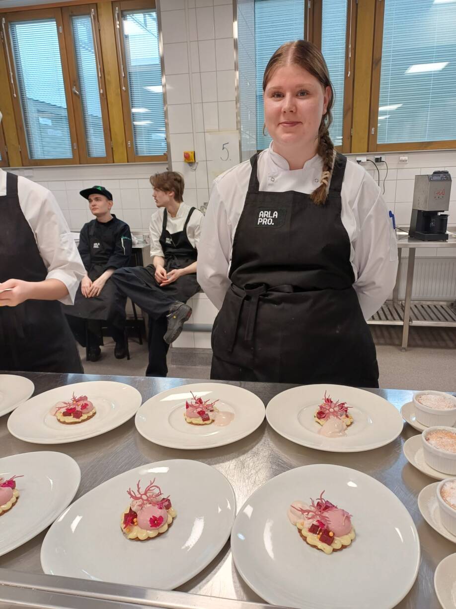 Valmiit jälkiruuat ja opiskelija.