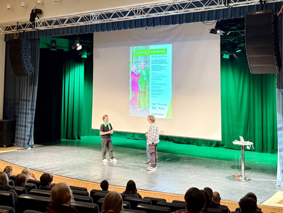 Ei pöllömpi liikeidea -kilpailun voittajat Atte Oksanen ja Roope Niemonen.