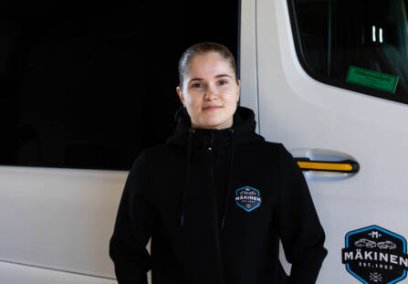 Heli Lahtinen valokuvattavana.