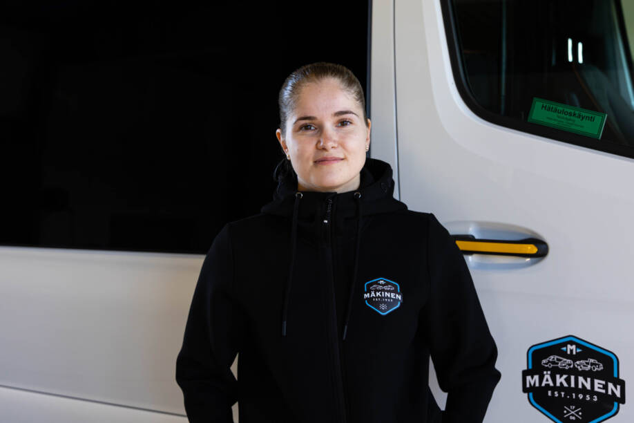 Heli Lahtinen valokuvattavana.