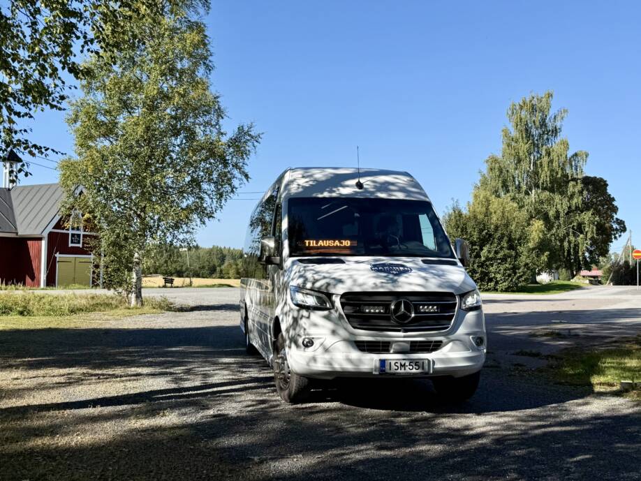 Kuljetukset Mäkinen Ky:n minibussi.