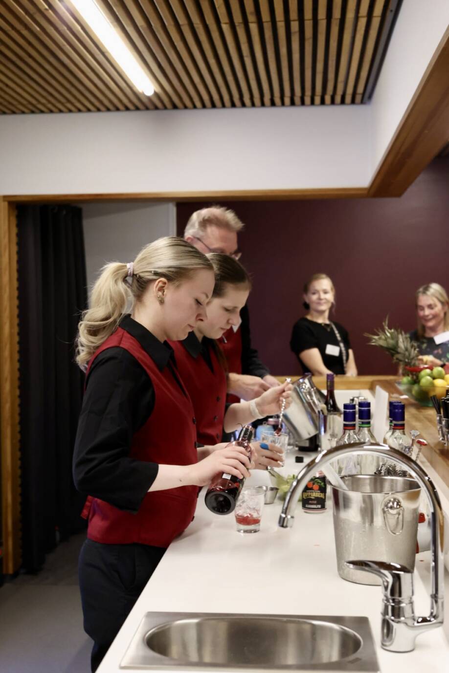 Ravintola- ja catering-alan opiskelijat valmistamassa moctaileja.
