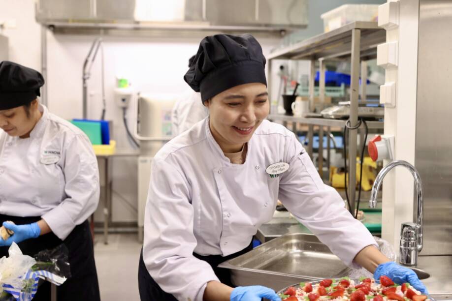 Ravintola- ja catering-alan opiskelijat työskentelee keittiössä valmistamassa ruokia.