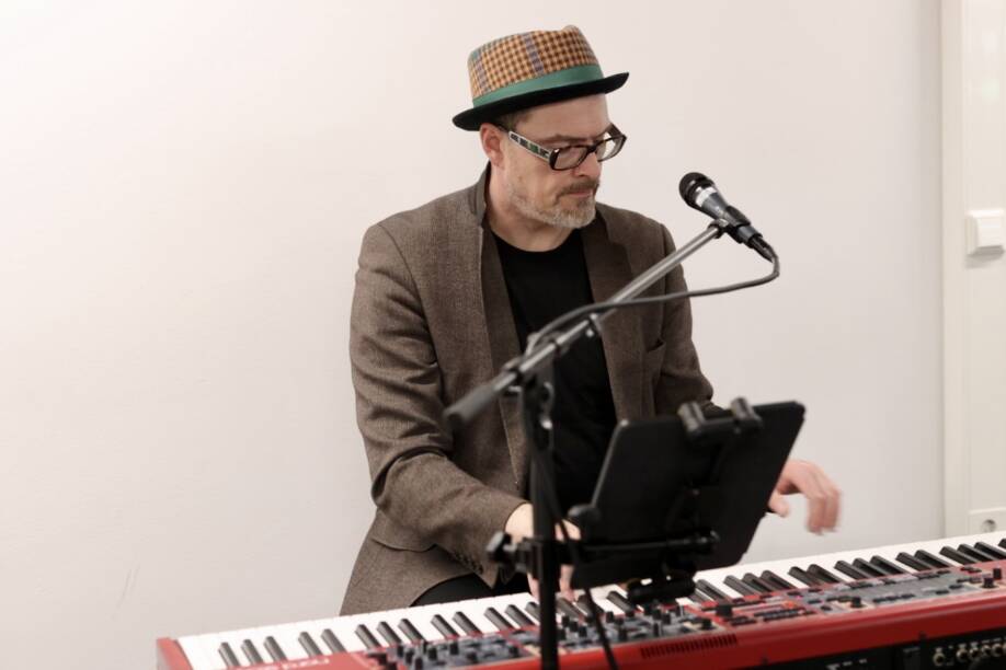 Teemu Niemelä musisoi.