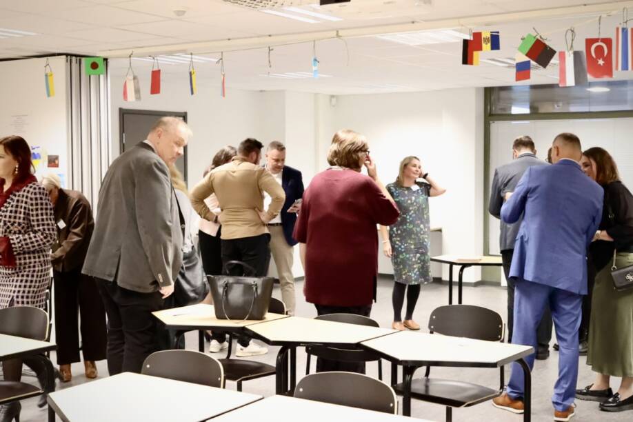 Tekoälyteatteria rastipisteellä.