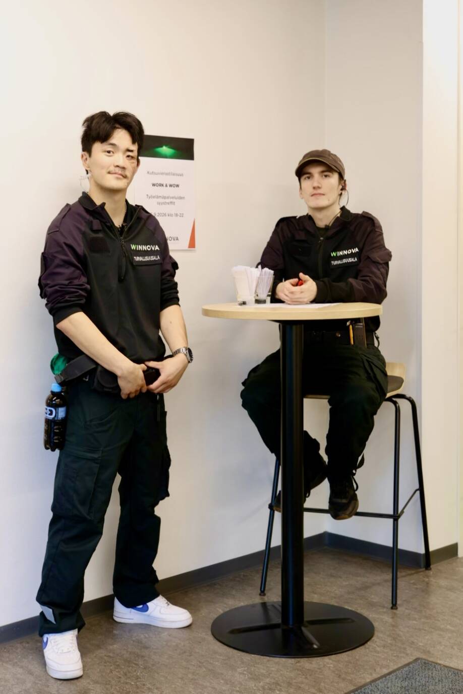 Turvallisuusalan opiskelijat vastaanottamassa vieraita.