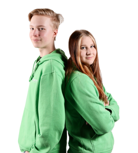 WinNovan opiskelijoita WinNovan hupparit yllään.