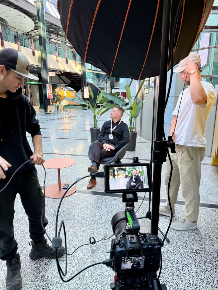 Media-alan opiskelijat ohjaamassa videokuvausta.