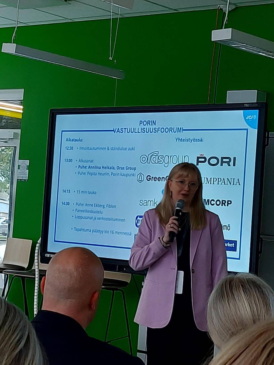 Anniina Helkala pitää puhetta tilaisuuden yleisön edessä.
