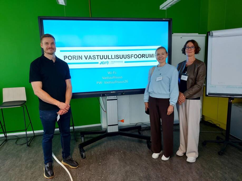 DiGreen-hankkeen tekijät yhteiskuvassa Porin Vastuullisuusfoorumissa.