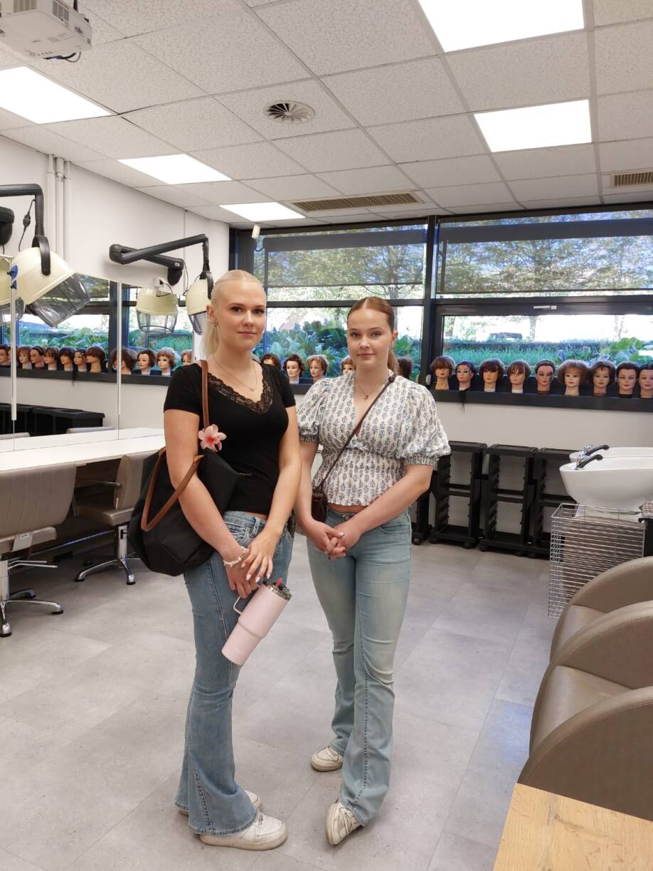 Joanna ja Fanni valmiina töihin SSOM-oppilaitoksen työsalissa.