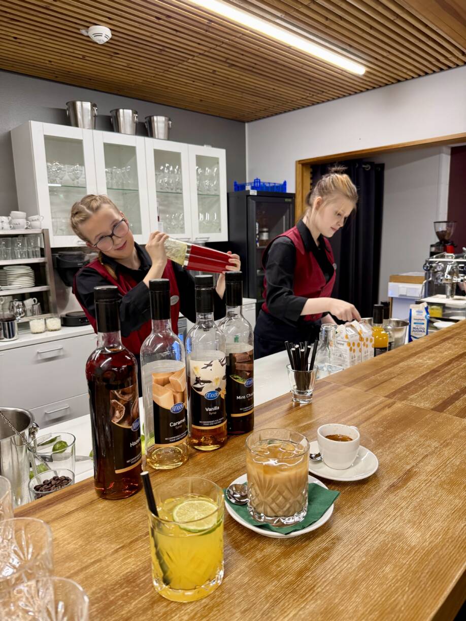 Ravintola- ja catering-alan pisteellä moktailin tekoa.