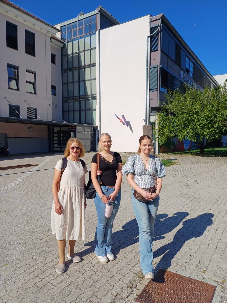 Tiina, Joanna ja Fanni valmiina astumaan SSOM kampukselle sisään.