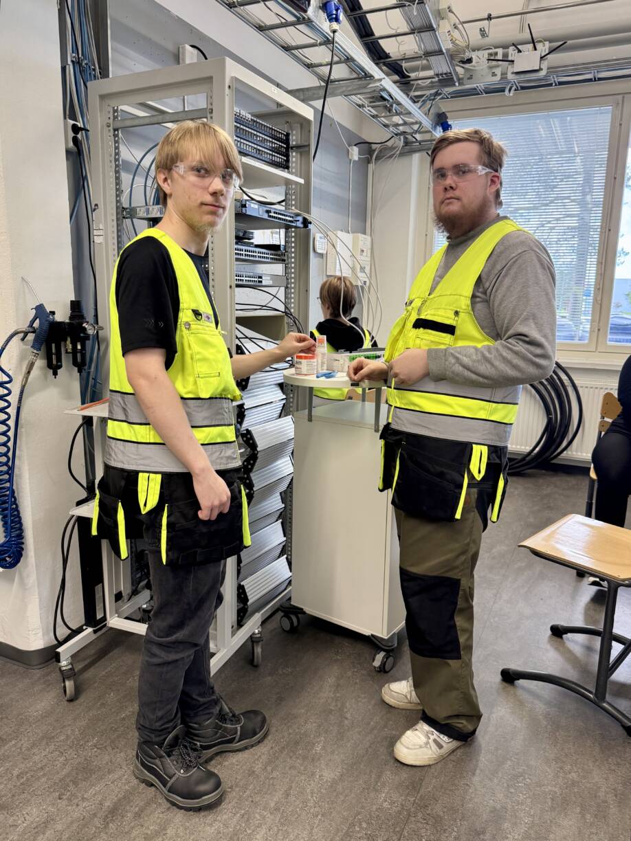 Sähköalan opiskelijat.