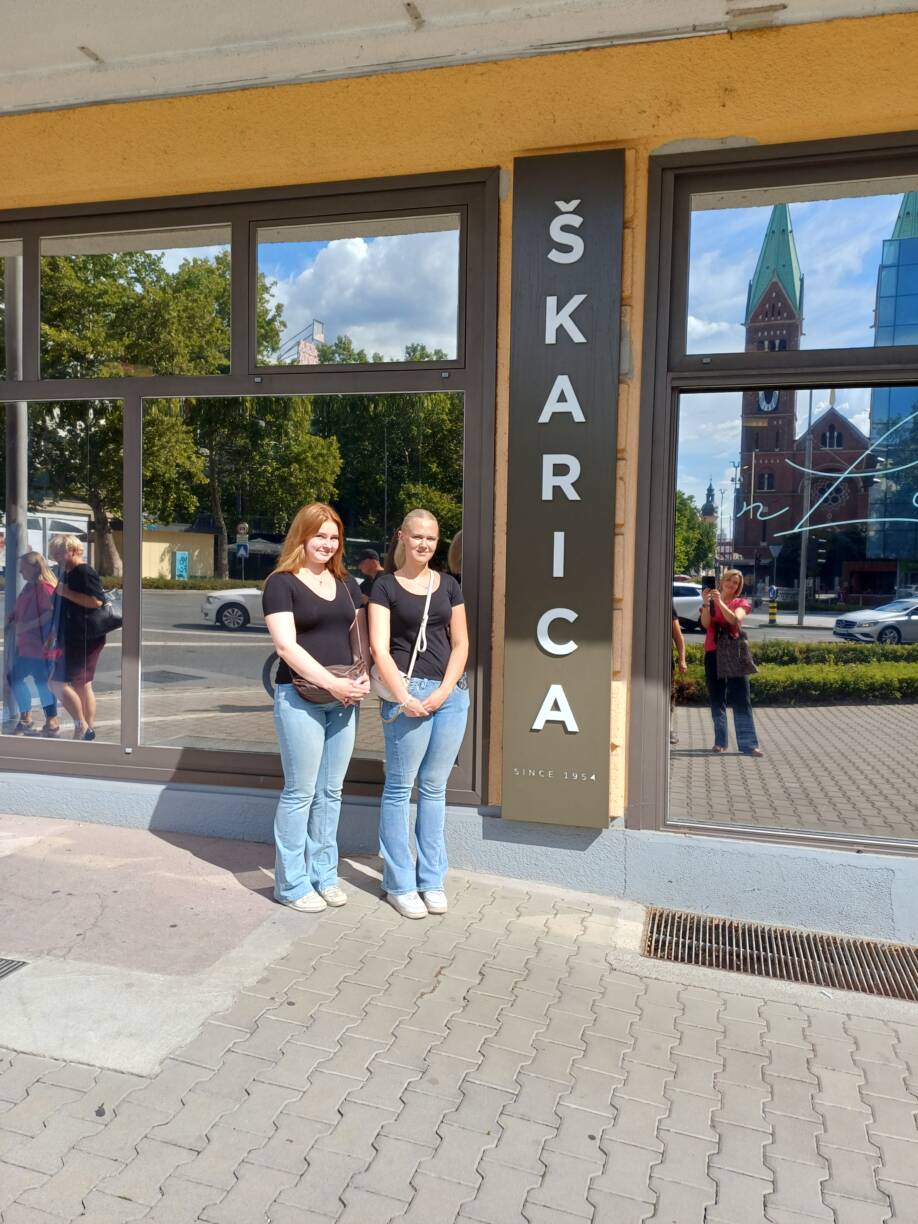 Opiskelijat valmiina astumaan kampaamon tiloihin.